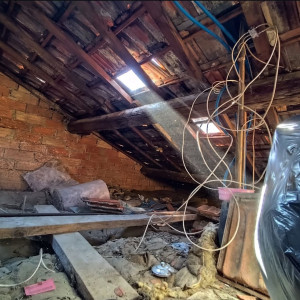 Photo de galerie - Avant travaux de rénovation des combles avec évacuation complètement ainsi que de l'ancienne isolation au sol.