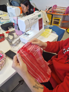 Photo de galerie - Équipée de cinq machines à coudre, notre association vous accompagne pas à pas dans la réalisation de petits projets couture, au sein d’ateliers guidés et bienveillants.

