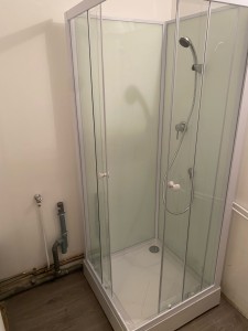 Photo de galerie - Pose d’une cabine de douche + robinet et siphon de machine a laver