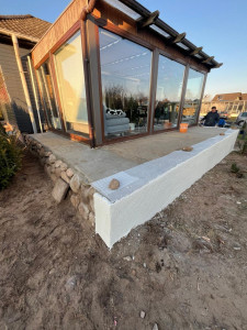 Photo de galerie - J'ai réalisé une terrasse. Le côté droit et réalisé en parpaing, le côté gauche en pierre . Après sa sur le côté droit j'ai du posser une couche de crépi.