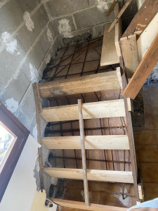 Photo de galerie - Réalisation d’un coffrage d escalier