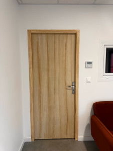 Photo de galerie - Mise en peinture décoratif imitation bois sur une porte neutre 