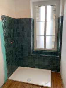 Photo de galerie - Salle de bain refait avec des carreaux.