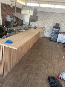 Photo de galerie - Pose plan travail et panneau décoratif 