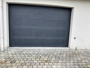 Photo de galerie - Installation porte de garage sectionnelle motorisé 