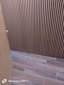 Photo de galerie - Mur après la pose de panneaux décoratifs 