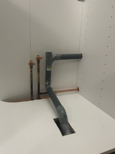Photo de galerie - Reprise d’une évacuation d’évier, ainsi que l’eau froide et l’eau chaude pour une nouvelle cuisine. La contrainte été que le meuble était en plein milieu de l’évacuation 