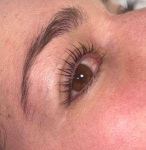 Photo de galerie - ✨ Sublimez votre regard avec un rehaussement de cils pour des cils naturellement recourbés, plus longs et un regard intensifié, sans extensions. ?