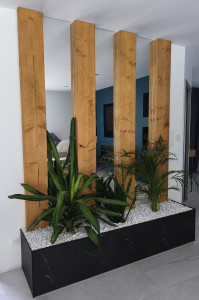 Photo de galerie - Réalisation bac à fleur et décoration murale 