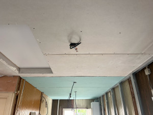 Photo de galerie - Pose de plaque dans le reste de la pièce placo normal avec encadrement de la trappe à escalier  