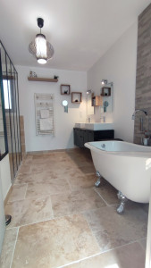 Photo de galerie - Nettoyer d'une salle de bain travertin, chrome, pierre, votre, robinetterie, chauffe serviettes 