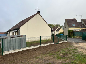 Photo de galerie - Création d’une clôture en panneau rigide avec plaque de soubassement ainsi que la pose d’un portillon  
