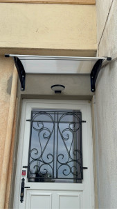 Photo de galerie - Une marquise extérieure d’une porte d’entrée 110 cm 