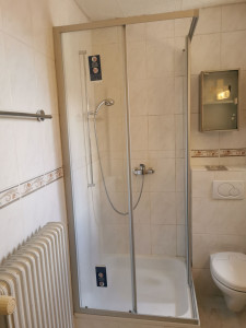 Photo de galerie - Installation d'une cabine de douche intégrale.