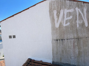 Photo de galerie - Cette photo montre le résultat après un nettoyage professionnel du mur extérieur. La façade est désormais nette, lumineuse, et sans aucune trace. Contactez-moi pour un travail soigné et de qualité.