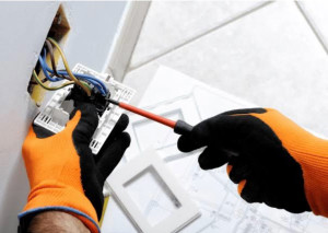 Photo de galerie - “Installation et raccordement propre d’un mécanisme électrique. Travail sécurisé avec gants isolants, vérification du câblage et remise aux normes.”