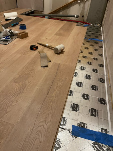 Photo de galerie - Pose de parquet rénovation sdb complète 