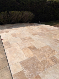 Photo de galerie - Jolie terrasse en travertin grand format, posé en opus 