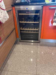 Photo de galerie - Intégration d'une cave à vin dans une cuisine intégrée.
fileur fabriqué à partir de l'ancienne porte du meuble