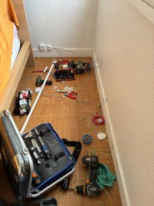 Photo de galerie - Tirage de cables avec pontage  j’ai refait un appartement 5 prise électrique avec tous son câblage et boîtier de dérivation sur goulottes avec couteau terminaison.  Raccordement faze neutre terre