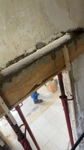 Photo de galerie - Dépose de l’ancien linteau bois, étaiement provisoire, réalisation d’un coffrage, mise en place du ferraillage et coulage d’un nouveau linteau béton armé au-dessus de l’ouverture, avec décoffrage après séchage.