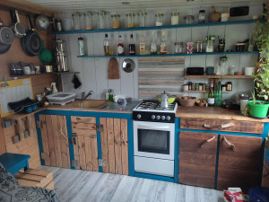 Photo de galerie - Cuisine sur mesure fabriquée en bois de récup et bois de palette