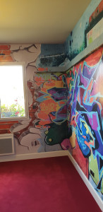 Photo de galerie - Peinture et pose tapisserie dans chambre.