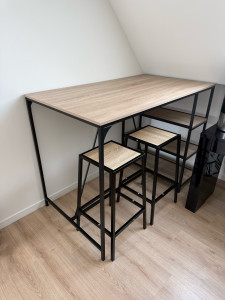 Photo de galerie - Montage d’une table bar