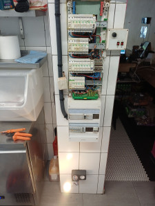 Photo de galerie - Pendant la recherche de défaut dans un restaurant à Lille ( défaut remédier essai et remise en service de toute l'installation )