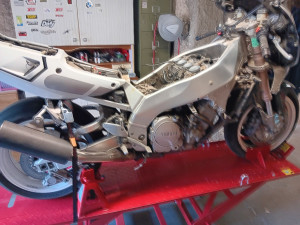 Photo de galerie - Mise en place de la moto sur la plateforme. 