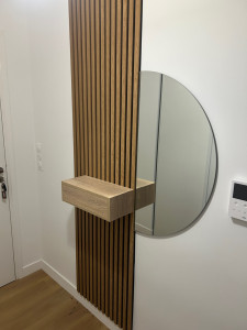 Photo de galerie - Réalisation sur mesure d’une claustra en tasseaux de bois avec tablette intégrée, pour séparer et aménager l’espace
