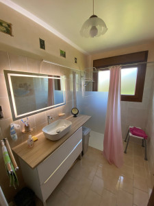 Photo de galerie - Pose receveur de douche , carrelage, modification raccordement. montage et mise en place meubles , plan de travail ,… 