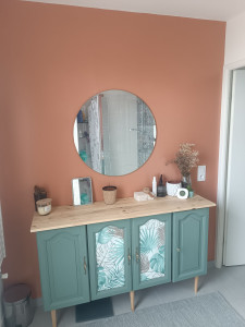 Photo de galerie - Réparation, finition et décoration meuble bas + mise en peinture sur mur SDB.