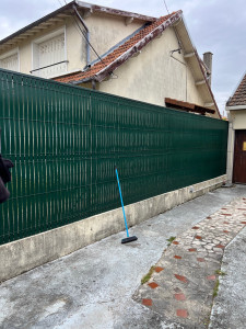 Photo de galerie - Pose d’un grillage rigide avec brise vue 