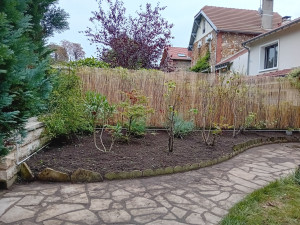 Photo de galerie - Désherbage massif qui était totalement recouvert de mauvais herbes 