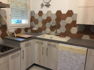 Photo de galerie - Pose d’une crédence en hexagone