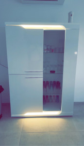 Photo de galerie - Montage et mise en place d’un meuble de rangement avec portes et étagères intégrées. Finitions soignées pour un résultat propre, pratique et esthétique.