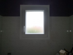 Photo de galerie - Pose d'une fenêtre de salle de bain  