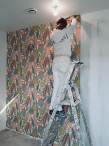 Photo de galerie - Pose d’un papier peint à raccord sauter