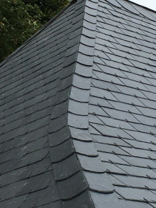 Photo de galerie - Toiture en ardoise avec arêtiers couvert d’ardoises 