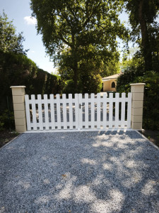 Photo de galerie - Réalisation de seuil de portail avec pilier et pose de portail 