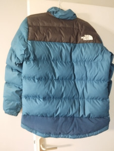 Photo de galerie - Doudoune d'un client, qui présenté une déchirure en bas du dos. Pour assurer une réparation à la fois solide et gracieux, j'ai recouvert toute la bande en bas du dos d'un tissu imperméable.