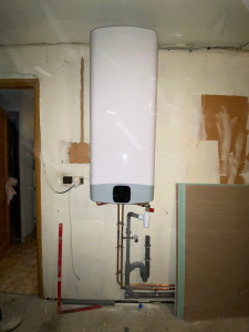Photo de galerie - Pose et raccordement d'un chauffe eau. Ballon extra plat 80L