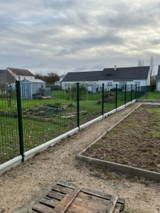 Photo de galerie - Pose d’une clôture rigide avec sous bassement et de bordurette beton 