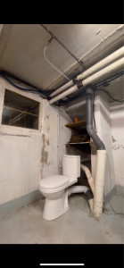 Photo de galerie - Installation d’un wc complet dans un garage pour les soirées un peu arrosées 