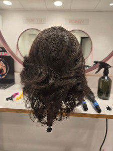 Photo de galerie - Coupe et brushing cliente satisfaite 