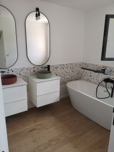 Photo de galerie - Pose faïence, sol et l'ensemble des équipements sanitaires pour une salle de bain enfants