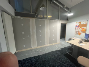 Photo de galerie - Création de cloison avec porte ouvrant plus pose de bande à joint