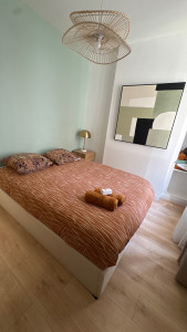Photo de galerie - Lit fait soigneusement, avec draps et oreillers parfaitement disposés.