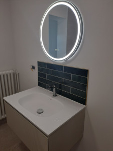 Photo de galerie - Pose meuble vasque / crédence/ miroir 